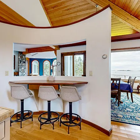 Villa Oceanfront Gem